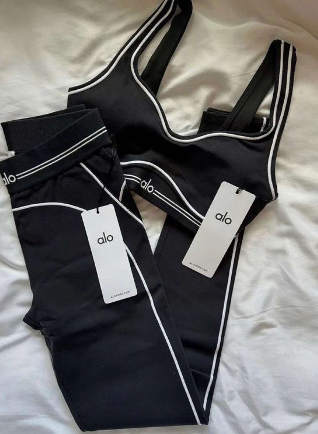 #1 Ensemble Alo Noir – Haut & Legging Contour Blanc