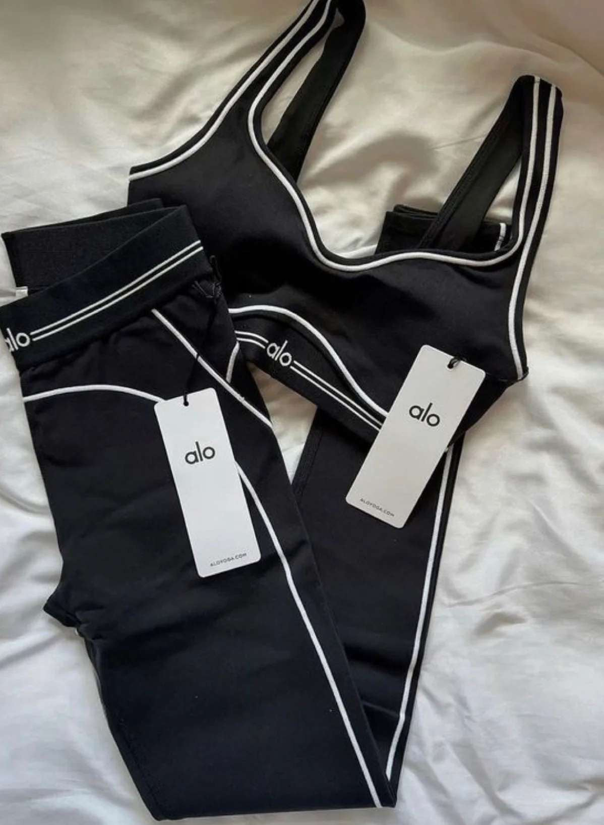 #1 Ensemble Alo Noir – Haut & Legging Contour Blanc