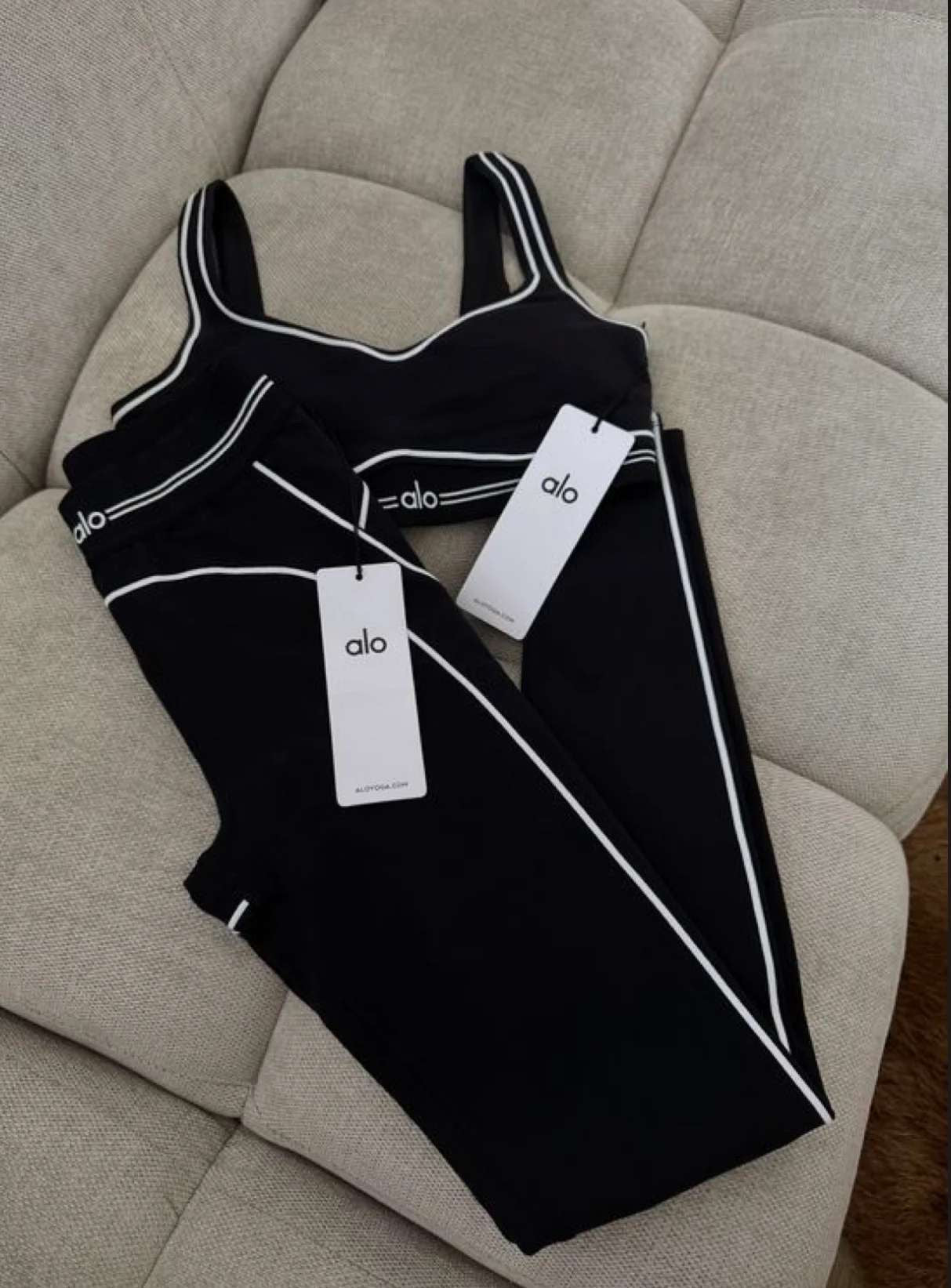 #1 Ensemble Alo Noir – Haut & Legging Contour Blanc