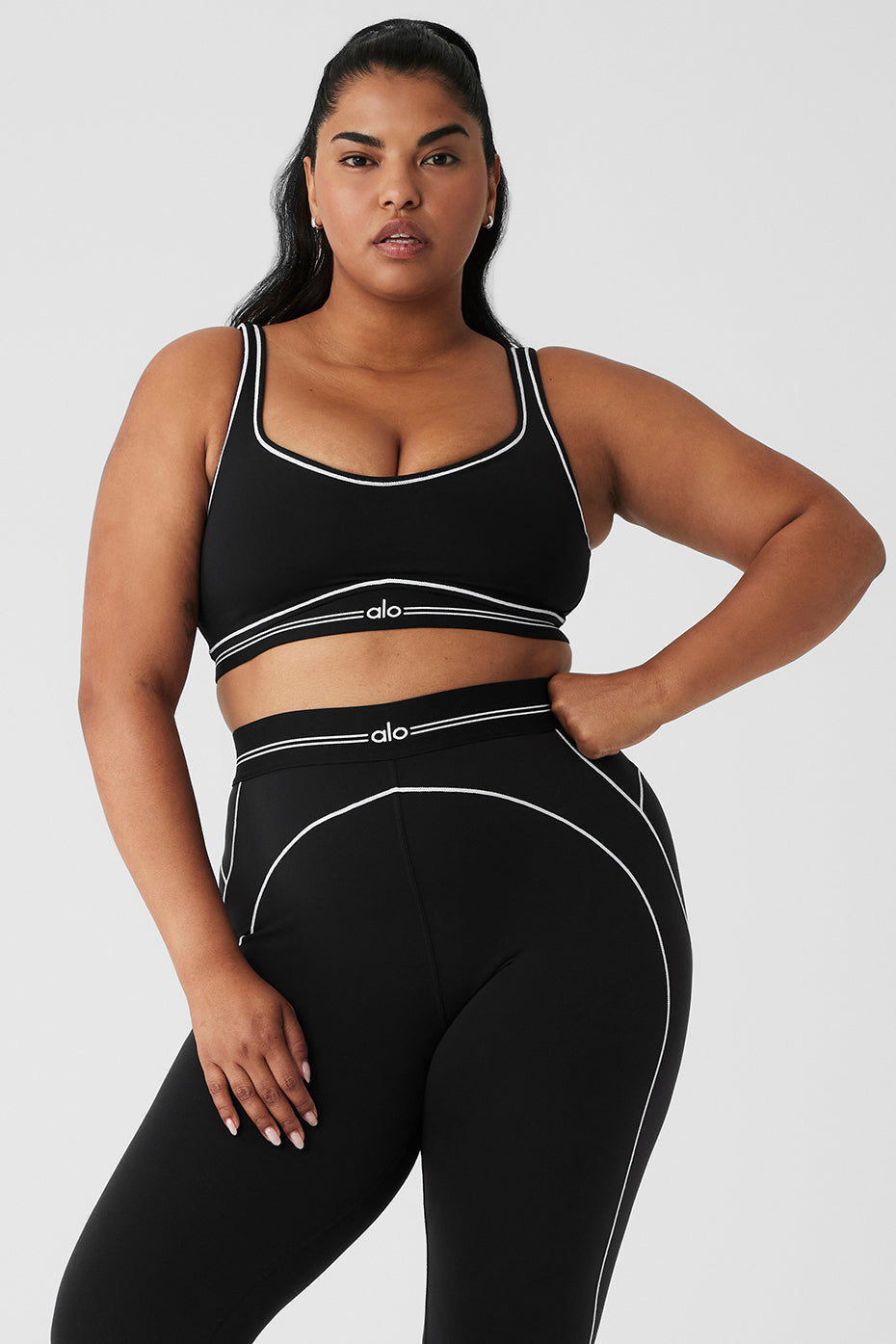 #1 Ensemble Alo Noir – Haut & Legging Contour Blanc